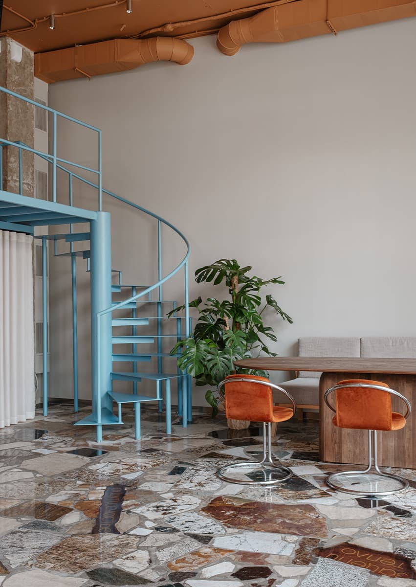 Ностальгический интерьер кофейни с каменным полом — проект дизайн-бюро «Согрет»