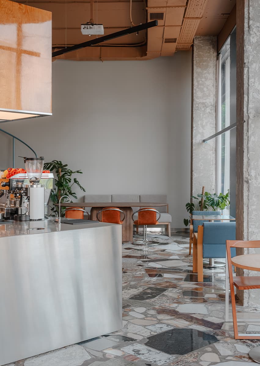 Ностальгический интерьер кофейни с каменным полом — проект дизайн-бюро «Согрет»