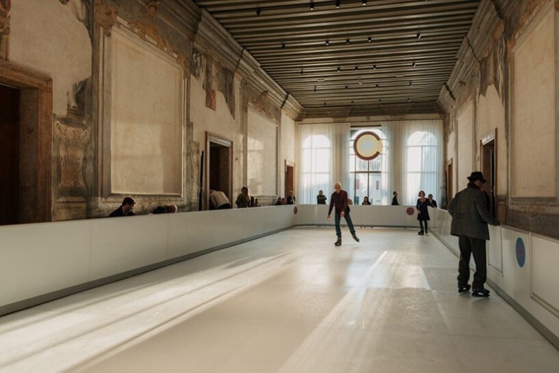 В Венеции установили каток внутри исторического палаццо