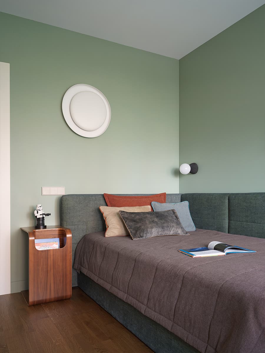 Теплые краски и скрытые хозяйственные блоки в интерьере семейной квартиры — проект Екатерины Дозорец