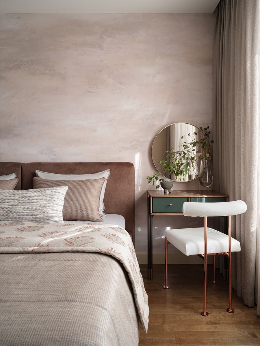 Теплые краски и скрытые хозяйственные блоки в интерьере семейной квартиры — проект Екатерины Дозорец