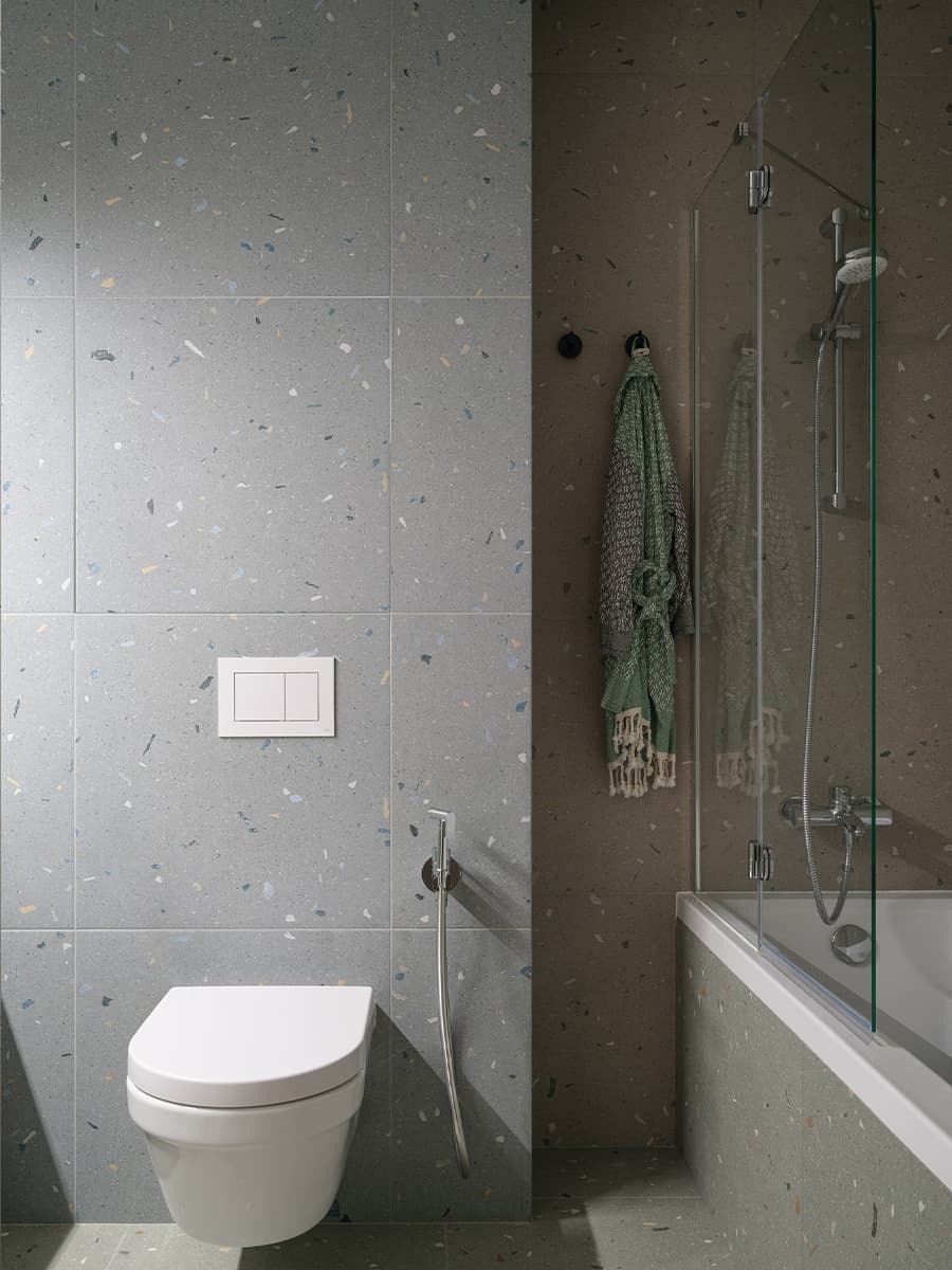 Теплые краски и скрытые хозяйственные блоки в интерьере семейной квартиры — проект Екатерины Дозорец