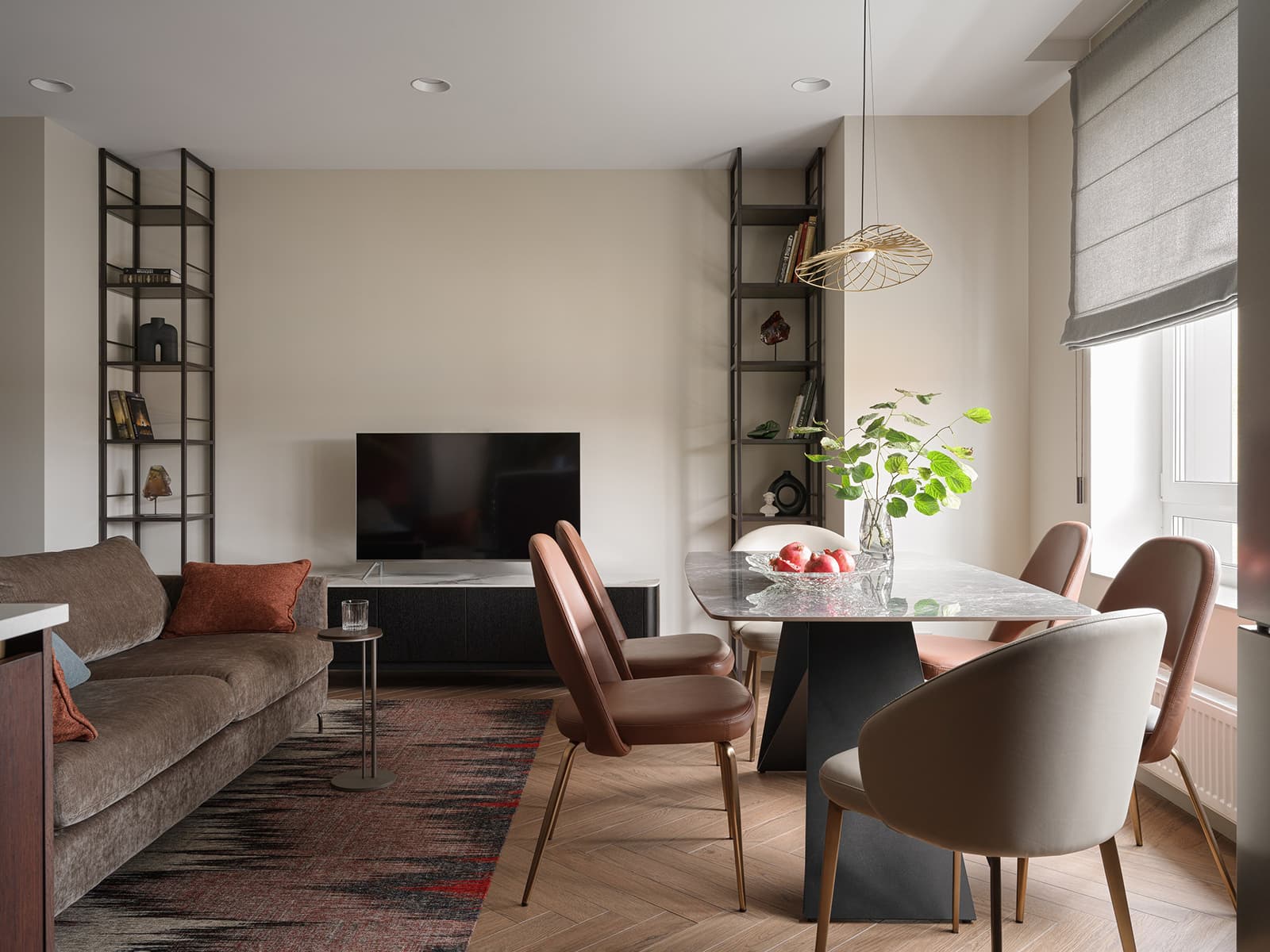 Теплые краски и скрытые хозяйственные блоки в интерьере семейной квартиры — проект Екатерины Дозорец