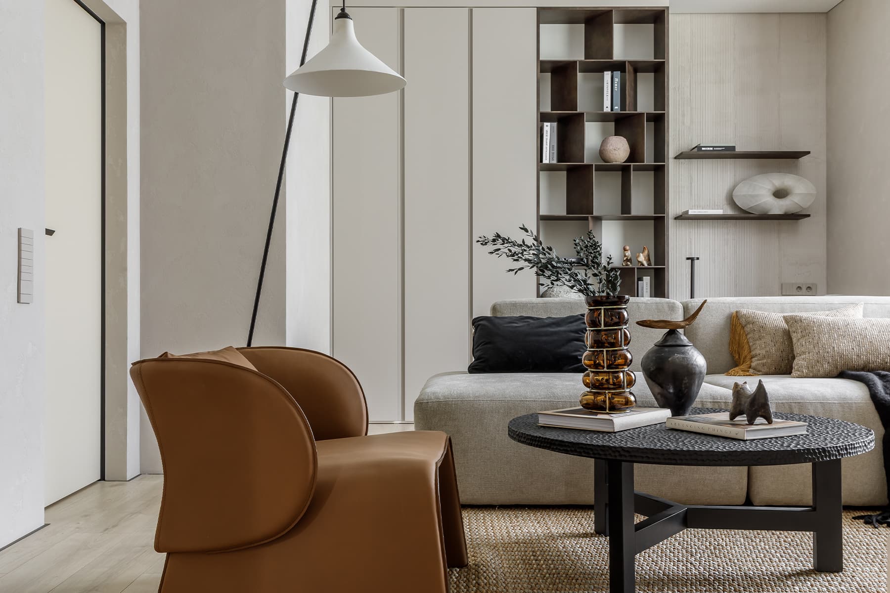 Сдержанный интерьер квартиры с выразительным декором — проект Натальи Чопенко