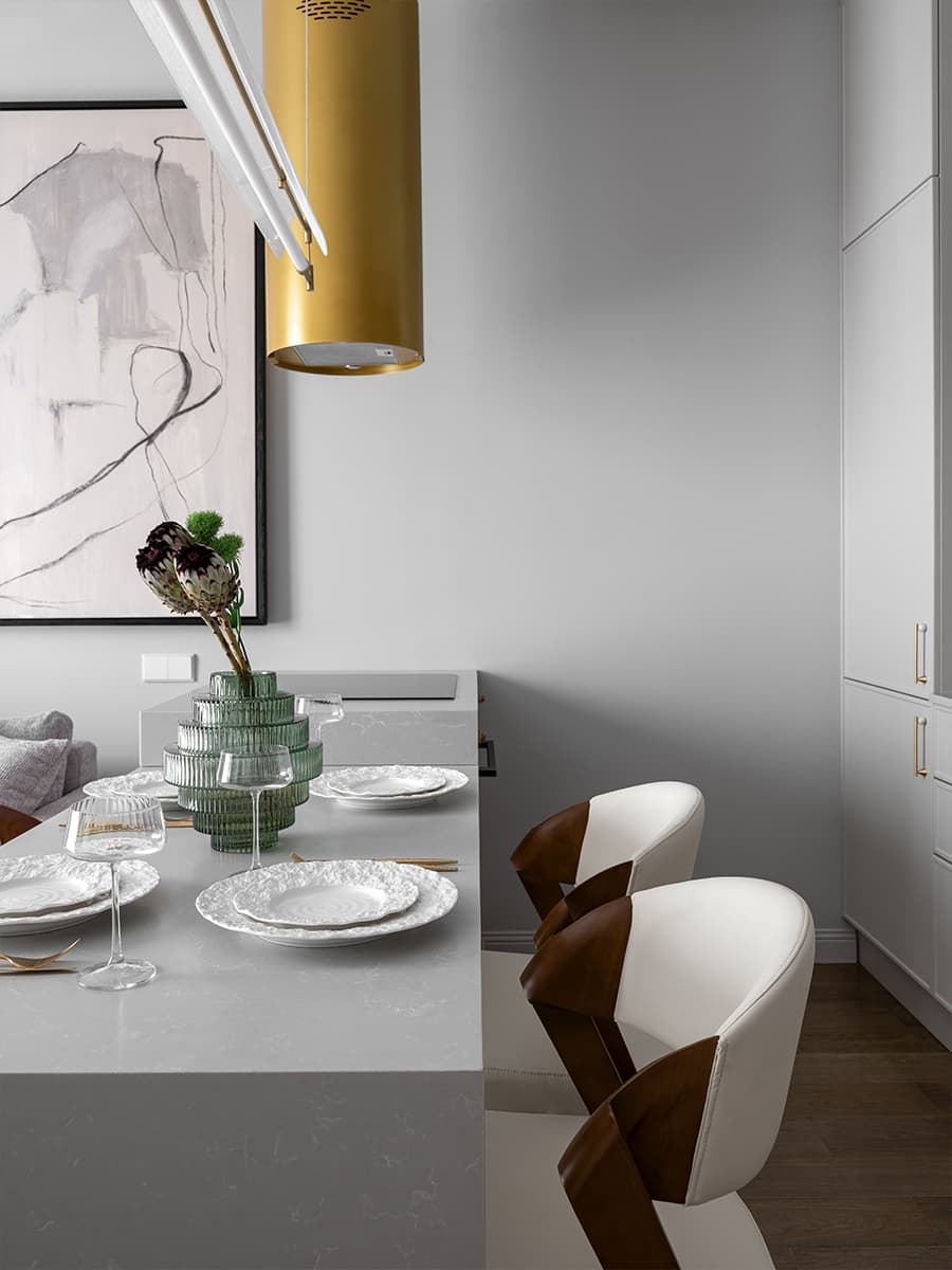 Контрастный керамогранит в интерьере квартиры под сдачу в аренду — проект Yuloo Studio