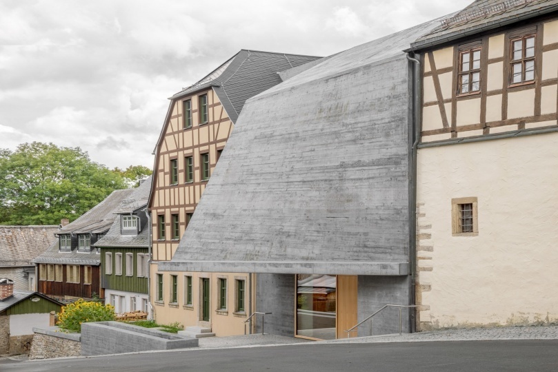 Schulz und Schulz интегрировали бетонный фасад музея в историческую застройку Адорфа