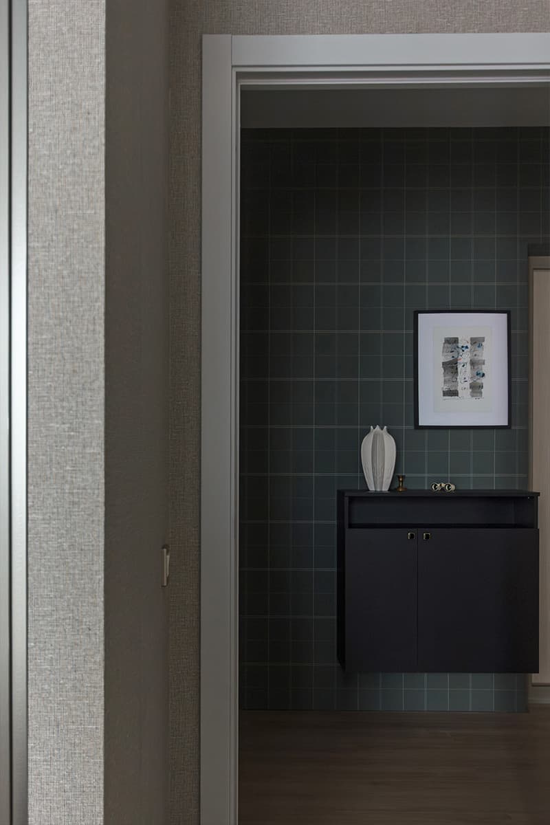 Обволакивающий интерьер компактной квартиры для мужчины — проект дизайн-студии «Воздух»