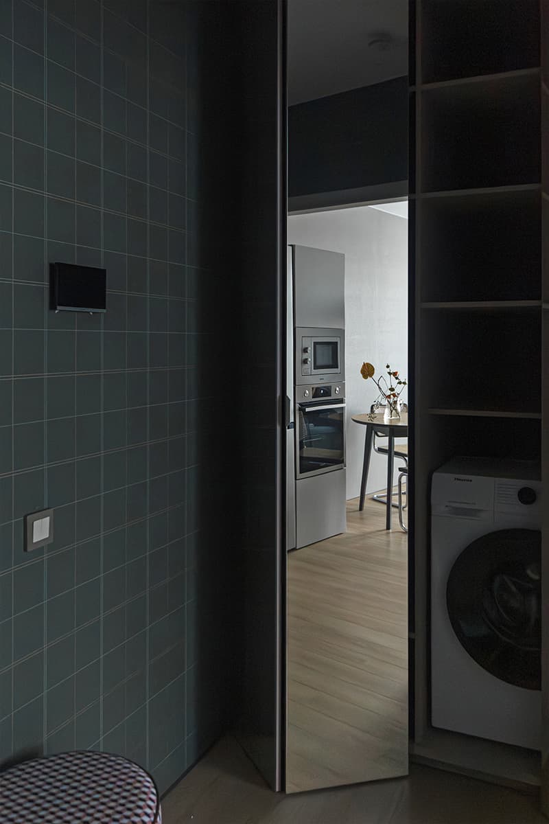 Обволакивающий интерьер компактной квартиры для мужчины — проект дизайн-студии «Воздух»