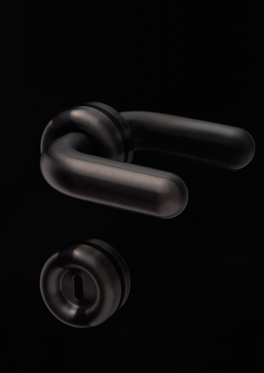 Больше чем фурнитура: 9 необычных дверных ручек