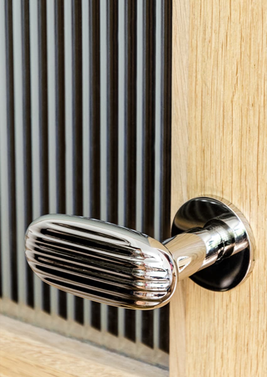 Больше чем фурнитура: 9 необычных дверных ручек