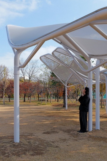 В парках Сеула установили навесы, выдерживающие суровые погодные условия
