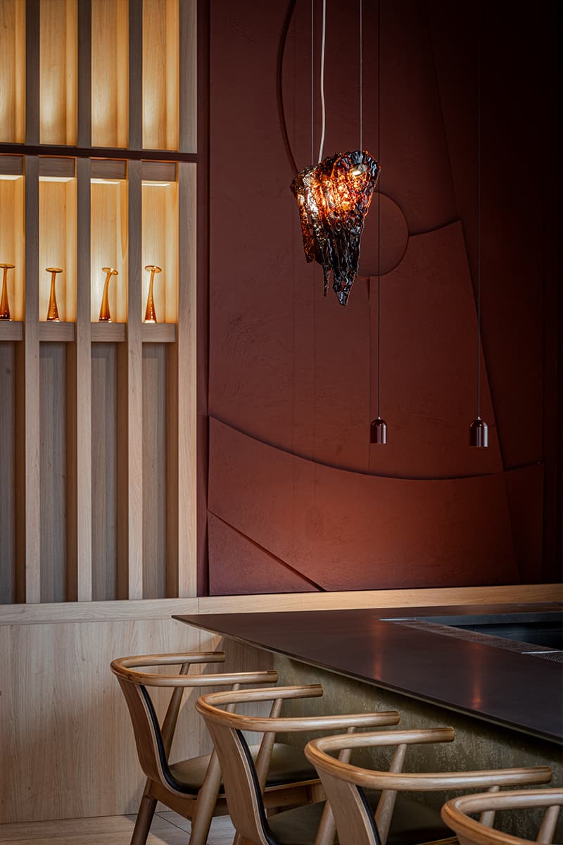 Глубокий коричневый цвет и светлое дерево в интерьере минского ресторана — проект Анны Кравченко и Светланы Лойко