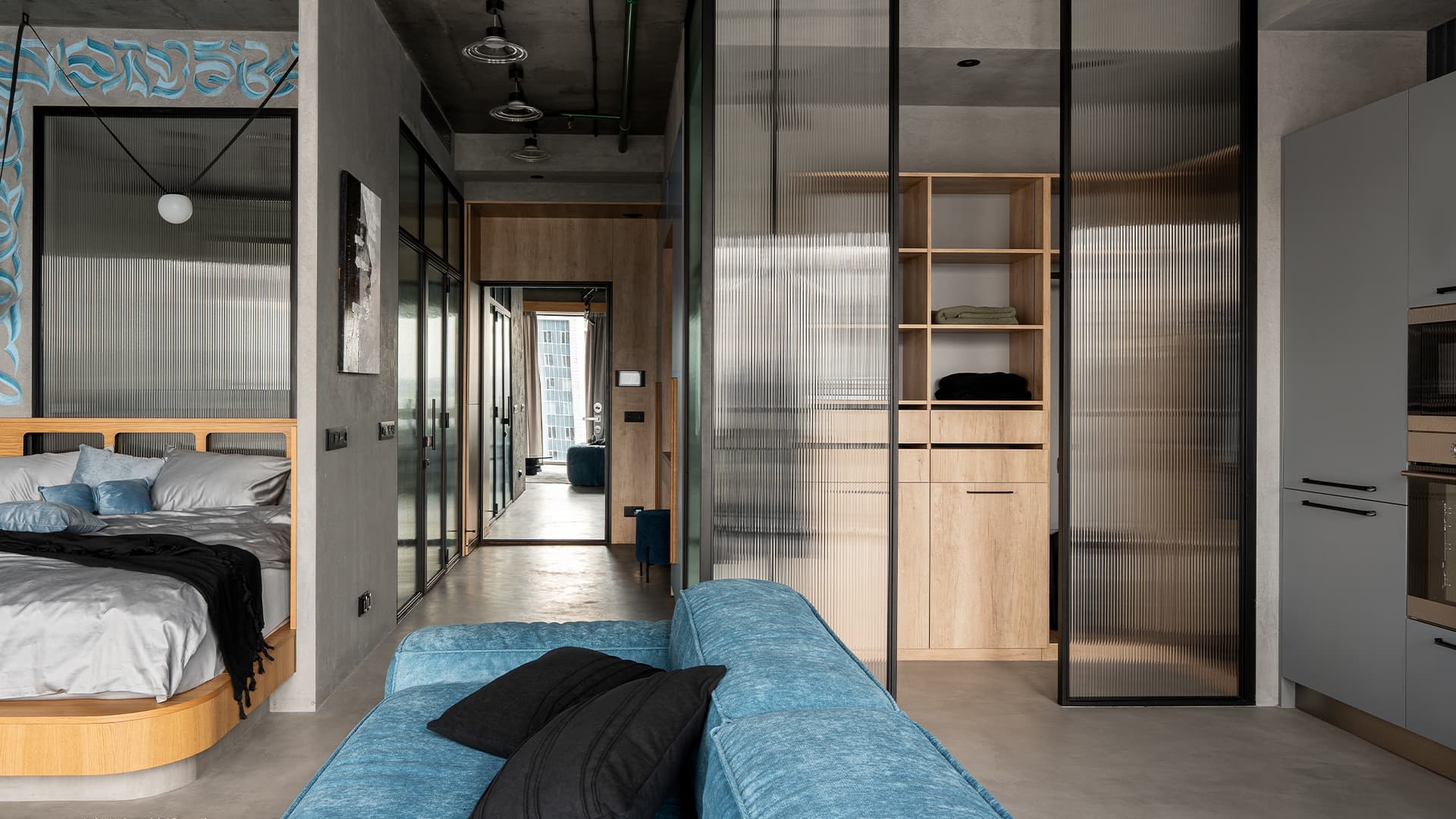 Авторская роспись стен и рифленое стекло в интерьере апартаментов — проект студии дизайна Wellspring