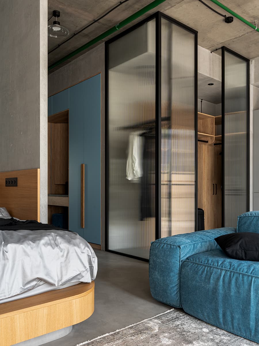 Авторская роспись стен и рифленое стекло в интерьере апартаментов — проект студии дизайна Wellspring