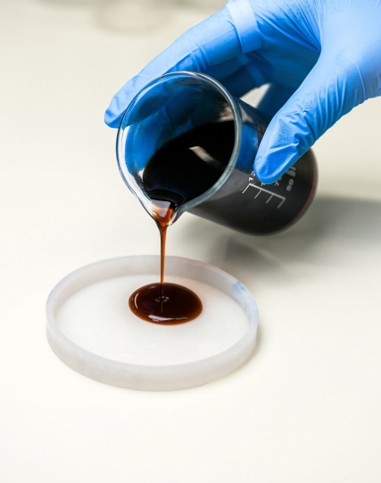 Лондонский стартап разработал альтернативную кожу из пивных остатков