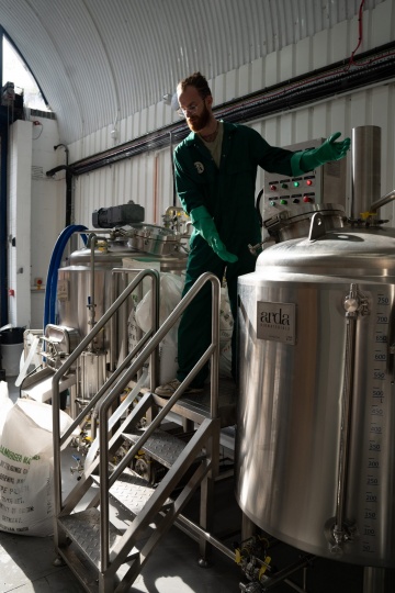 Лондонский стартап разработал альтернативную кожу из пивных остатков