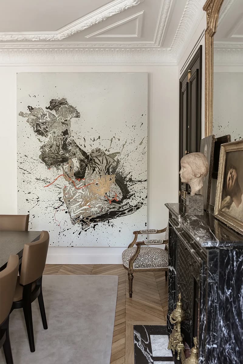 Лепнина и абстрактная живопись в интерьере квартиры османской эпохи — проект Аллена Кирша