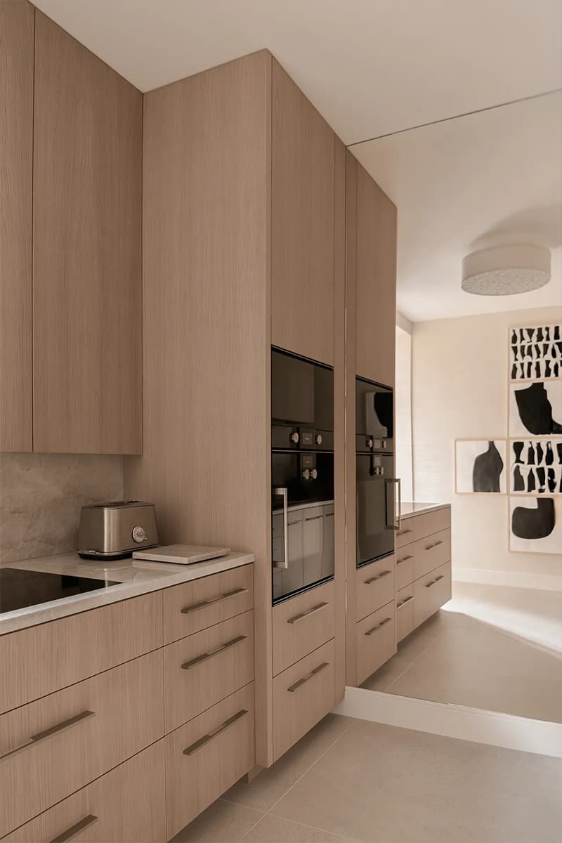 Лепнина и абстрактная живопись в интерьере квартиры османской эпохи — проект Аллена Кирша