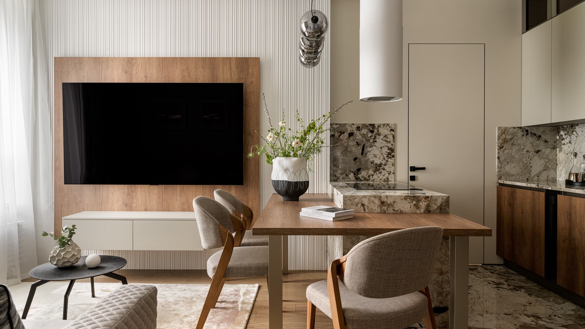 Эффектный керамогранит и красочная детская в интерьере семейной квартиры — проект Екатерины Ивановой