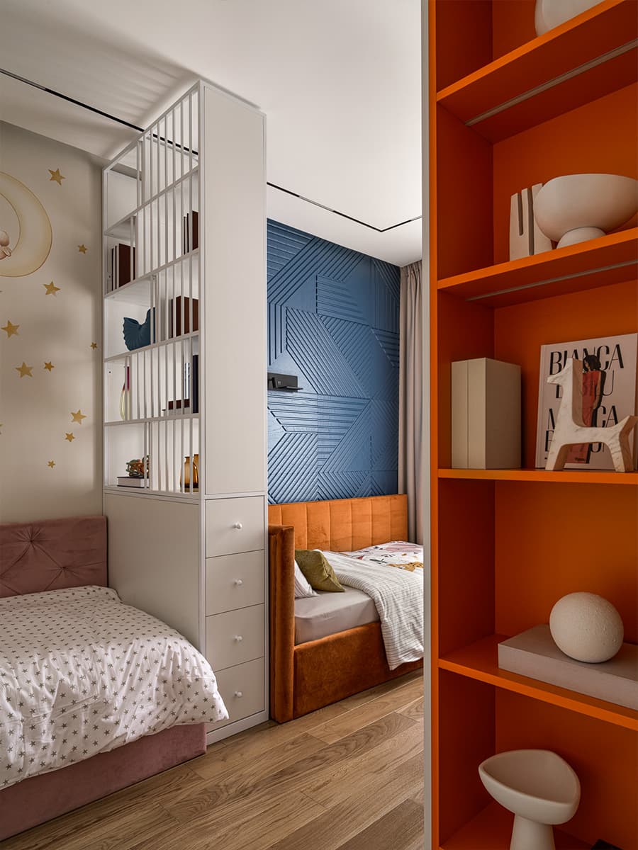 Эффектный керамогранит и красочная детская в интерьере семейной квартиры — проект Екатерины Ивановой