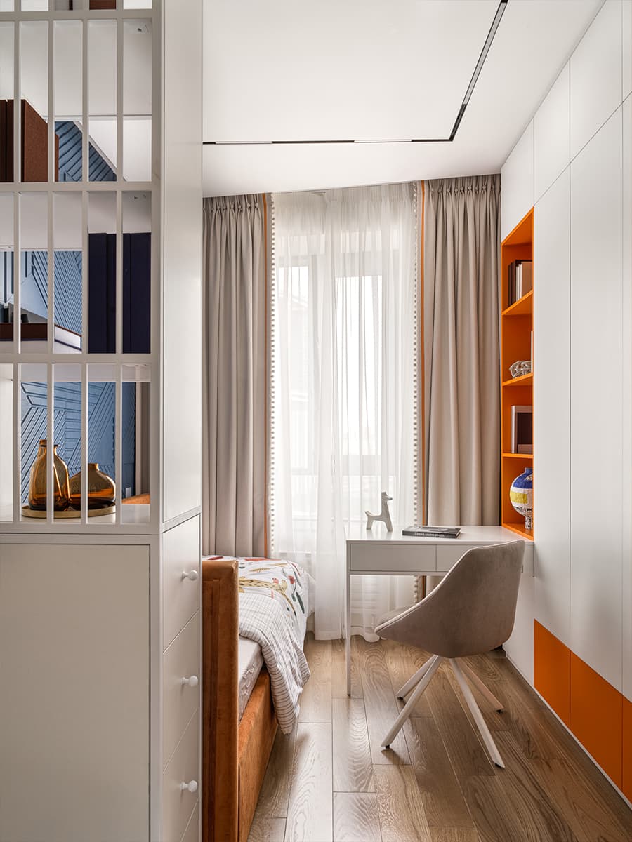 Эффектный керамогранит и красочная детская в интерьере семейной квартиры — проект Екатерины Ивановой