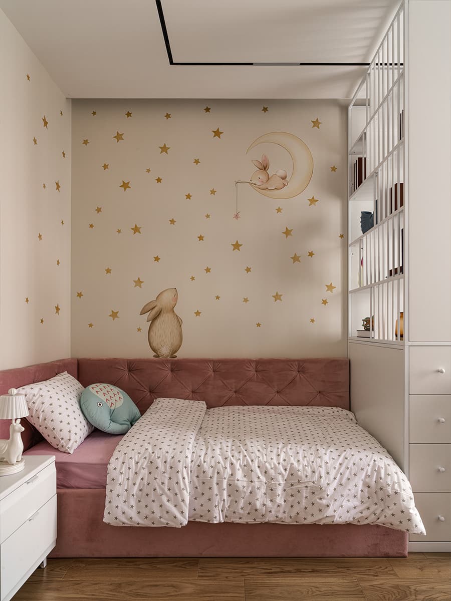 Эффектный керамогранит и красочная детская в интерьере семейной квартиры — проект Екатерины Ивановой