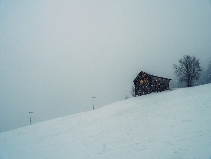 Александр де Бетак установил световую инсталляцию в амбаре