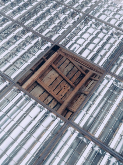 Александр де Бетак установил световую инсталляцию в амбаре