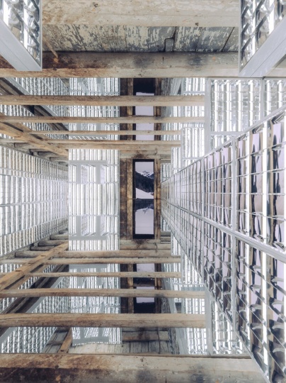 Александр де Бетак установил световую инсталляцию в амбаре