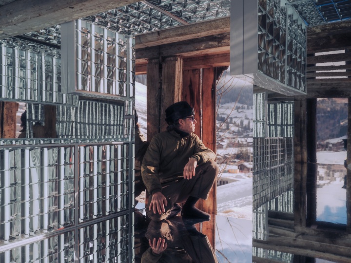 Александр де Бетак установил световую инсталляцию в амбаре