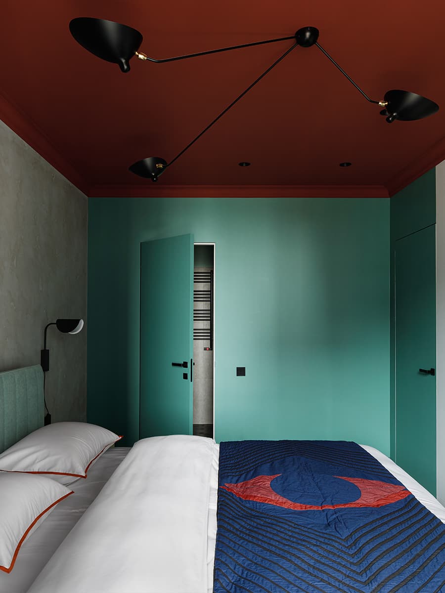 Игра контрастных цветов в интерьере квартиры с видовым кабинетом — проект студии GU Design