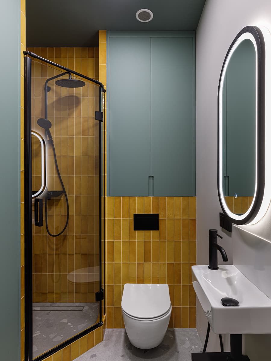 Игра контрастных цветов в интерьере квартиры с видовым кабинетом — проект студии GU Design