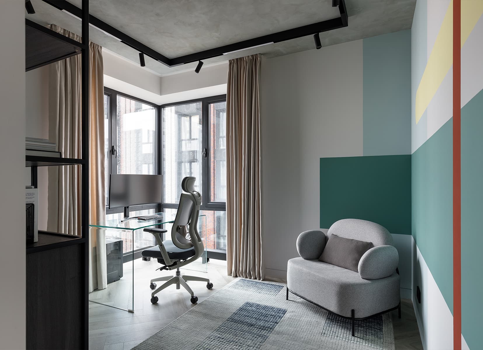 Игра контрастных цветов в интерьере квартиры с видовым кабинетом — проект студии GU Design