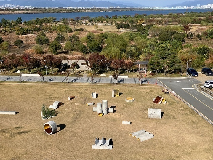 Южнокорейский дизайнер превратил бетонные трубы в общественный павильон