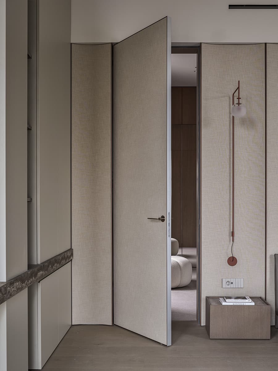 Игра контрастных цветов в интерьере квартиры с видовым кабинетом — проект студии GU Design