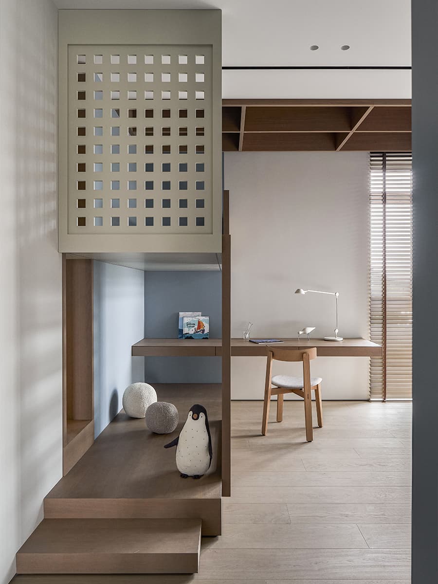 Игра контрастных цветов в интерьере квартиры с видовым кабинетом — проект студии GU Design