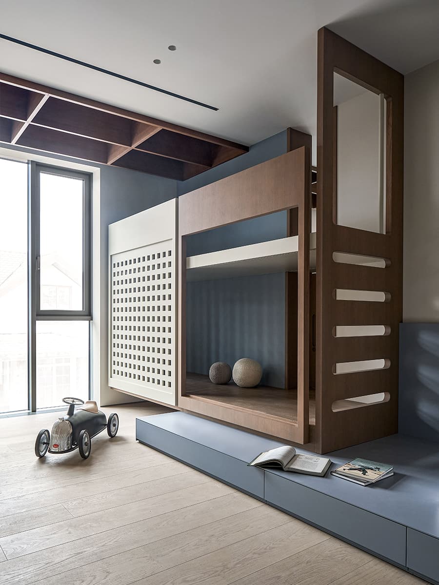 Игра контрастных цветов в интерьере квартиры с видовым кабинетом — проект студии GU Design