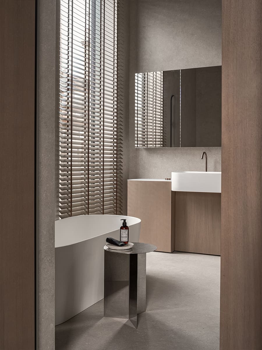 Игра контрастных цветов в интерьере квартиры с видовым кабинетом — проект студии GU Design