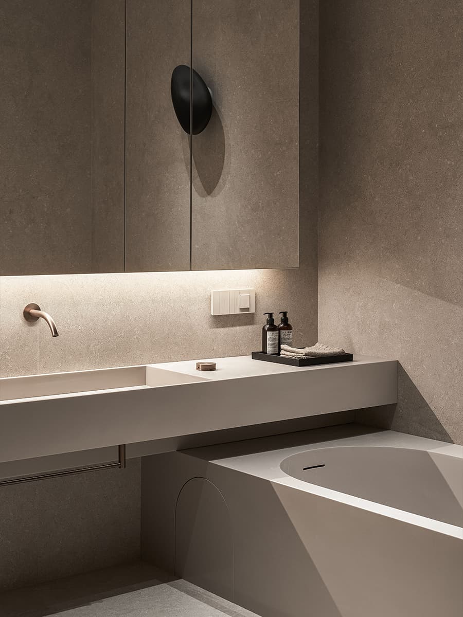 Игра контрастных цветов в интерьере квартиры с видовым кабинетом — проект студии GU Design