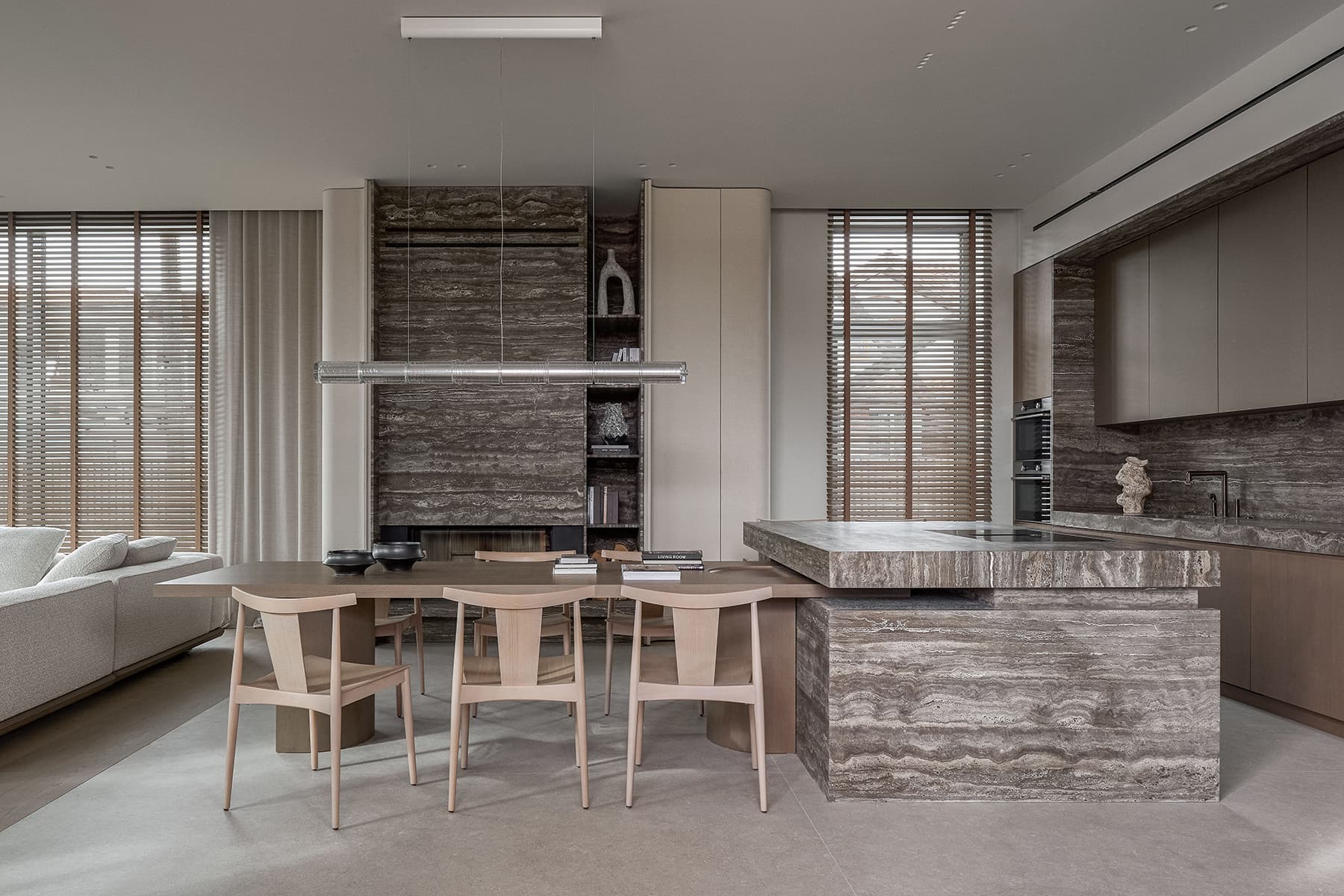 Игра контрастных цветов в интерьере квартиры с видовым кабинетом — проект студии GU Design