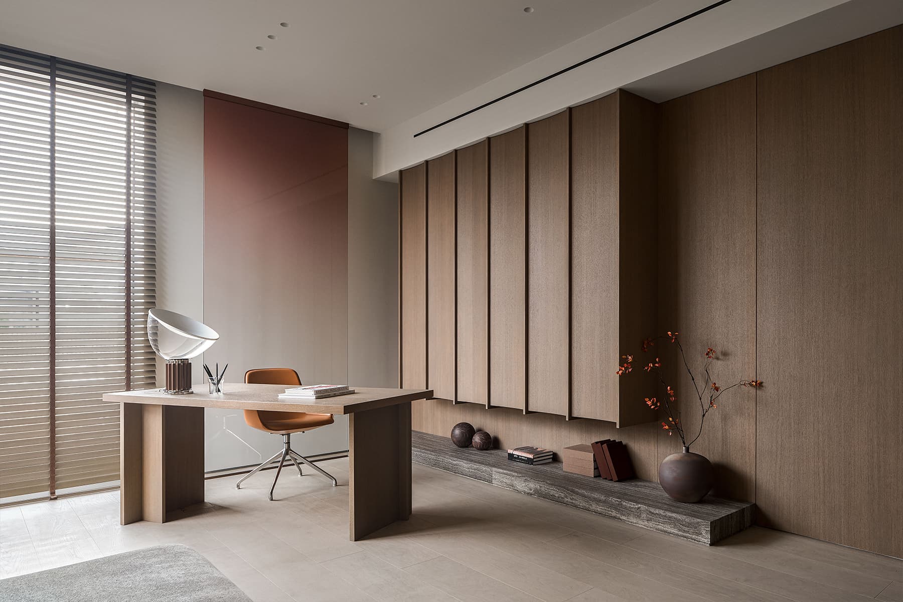 Игра контрастных цветов в интерьере квартиры с видовым кабинетом — проект студии GU Design