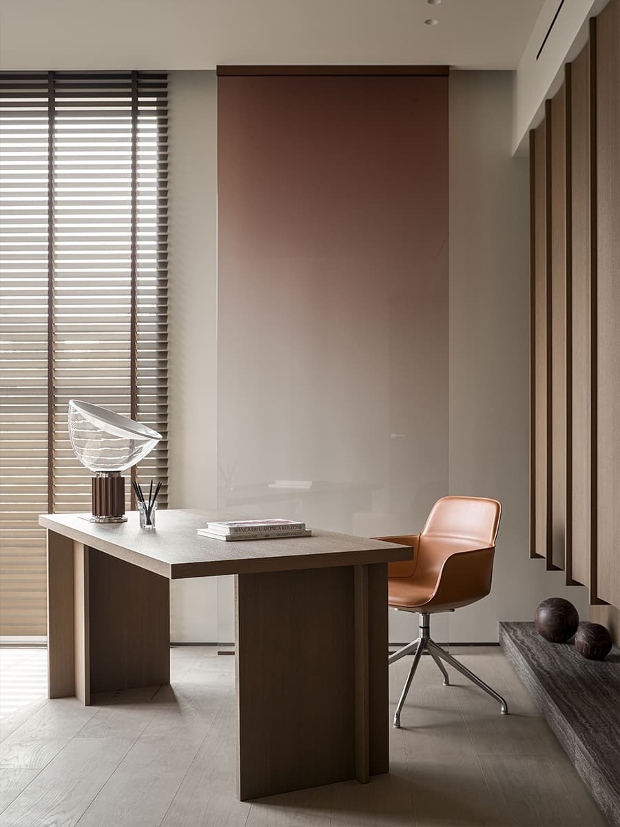 Игра контрастных цветов в интерьере квартиры с видовым кабинетом — проект студии GU Design