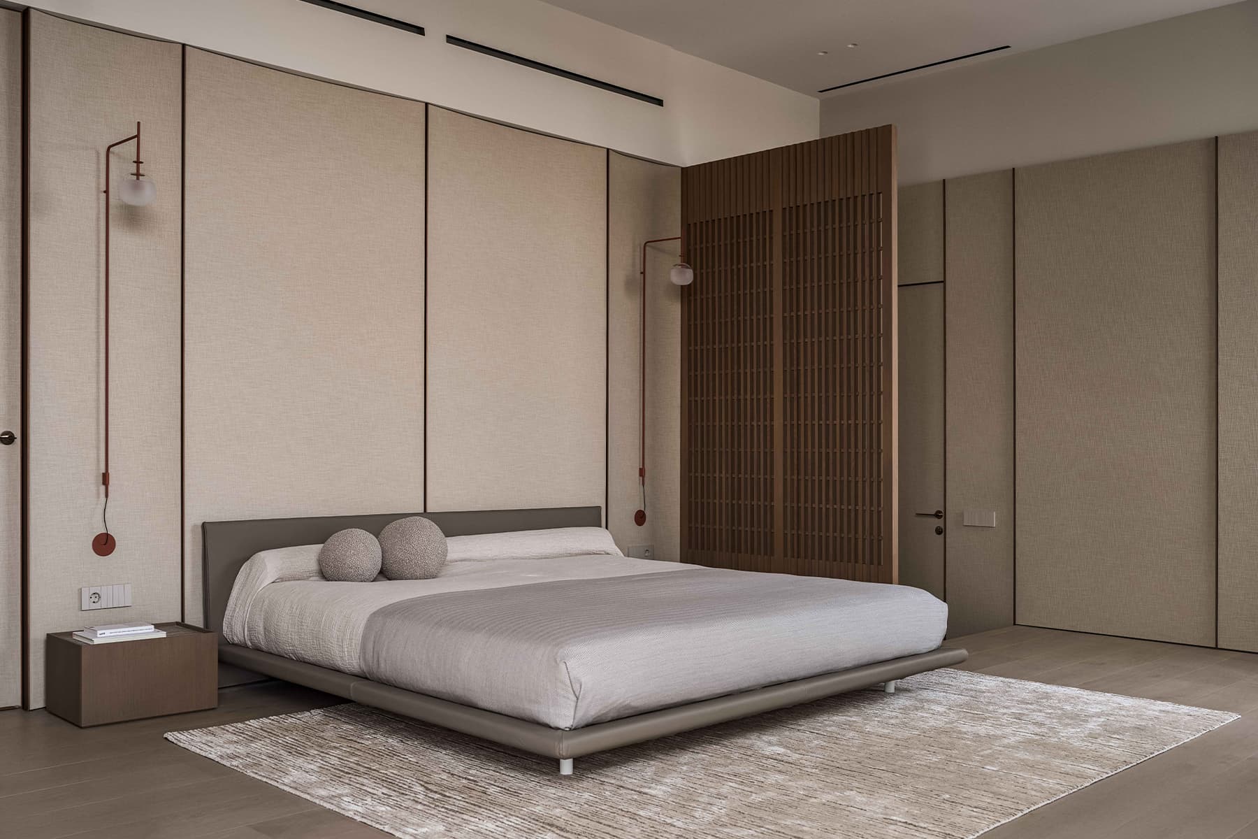 Игра контрастных цветов в интерьере квартиры с видовым кабинетом — проект студии GU Design