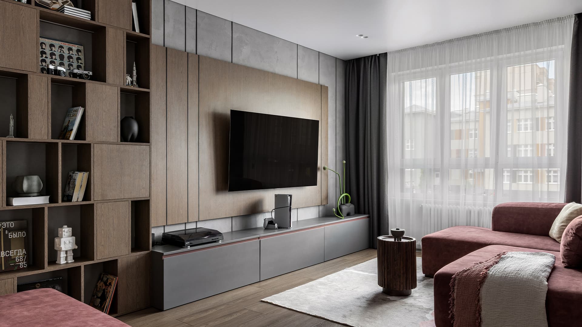 Терракотовые детали и раздвижные перегородки в интерьере квартиры — проект Юлии Лезиной