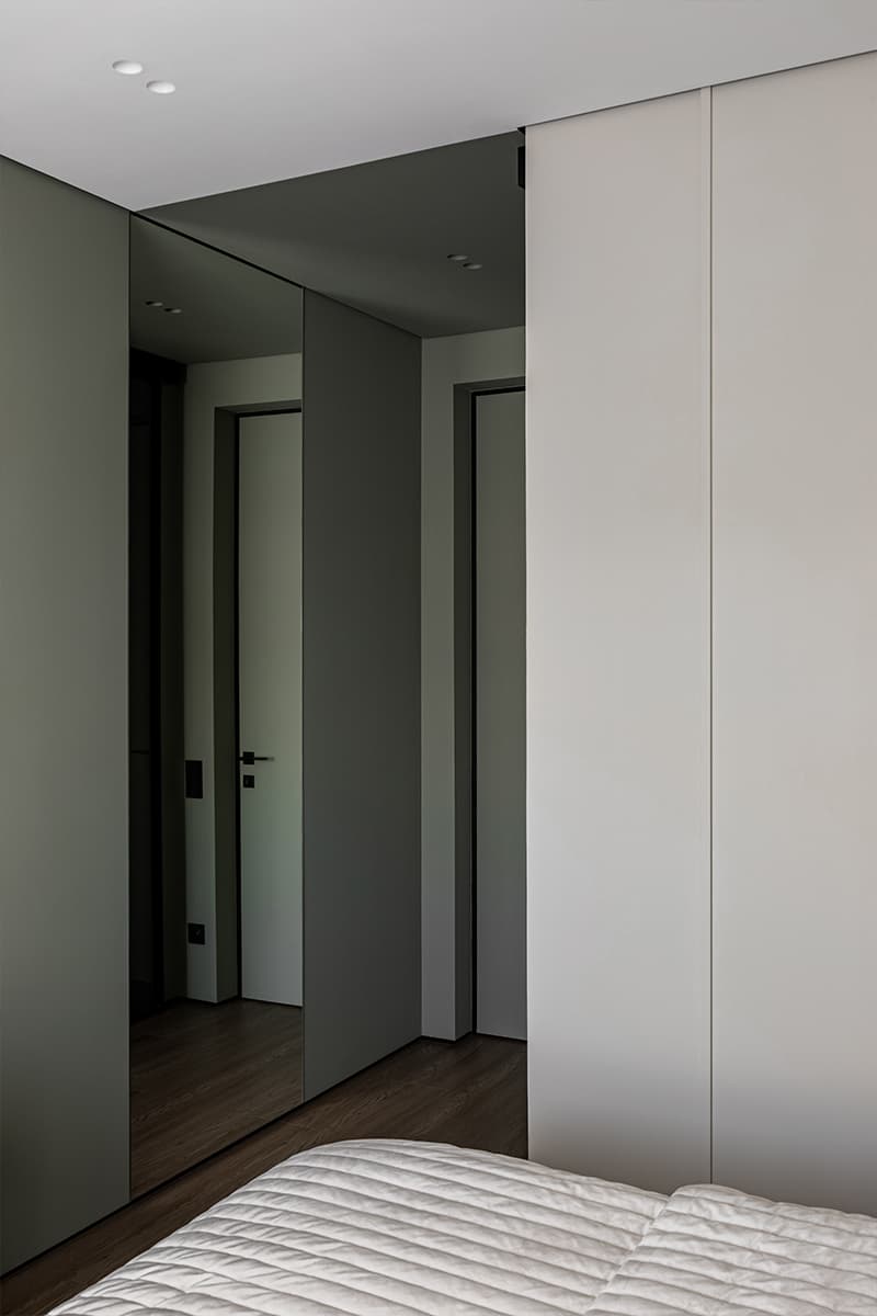 Терракотовые детали и раздвижные перегородки в интерьере квартиры — проект Юлии Лезиной