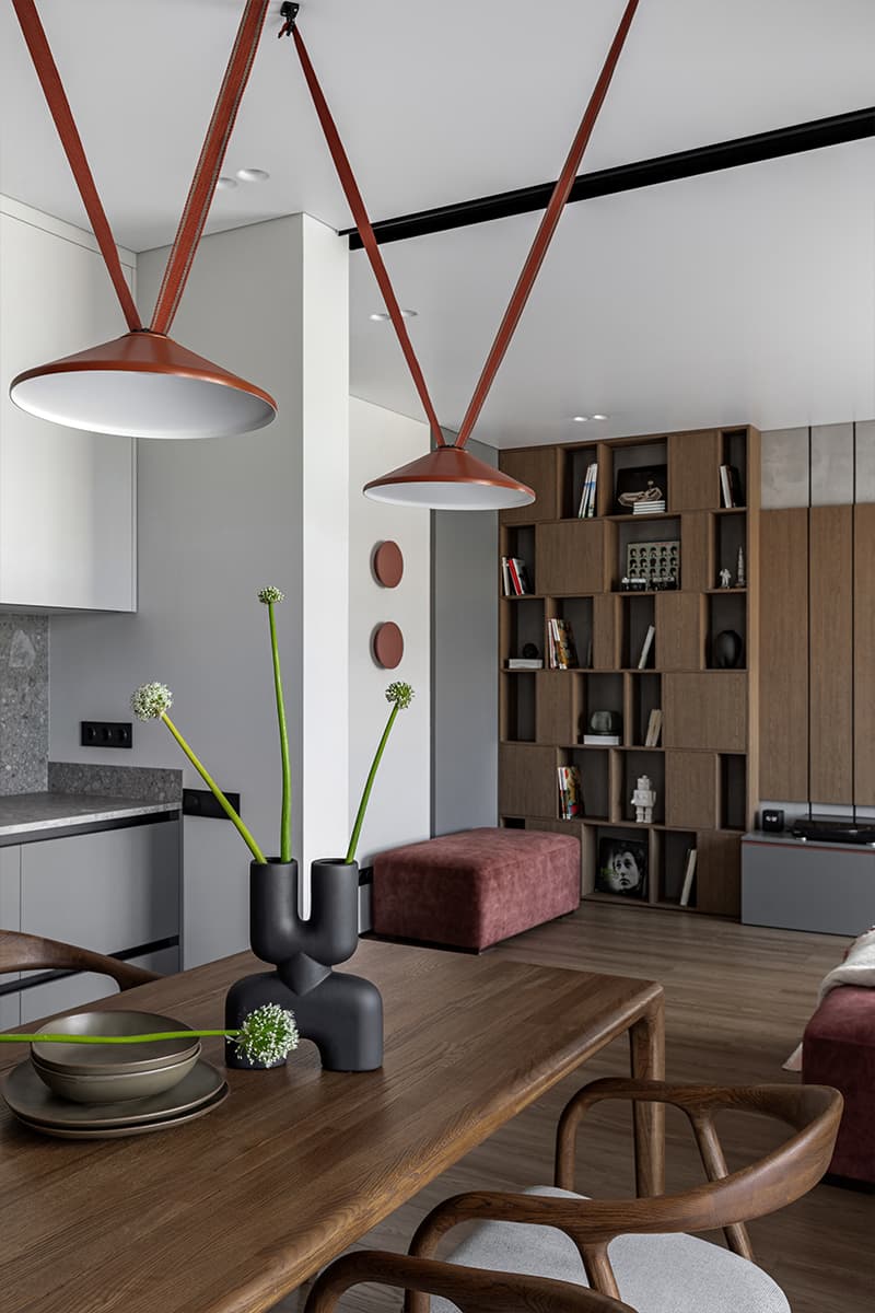 Терракотовые детали и раздвижные перегородки в интерьере квартиры — проект Юлии Лезиной