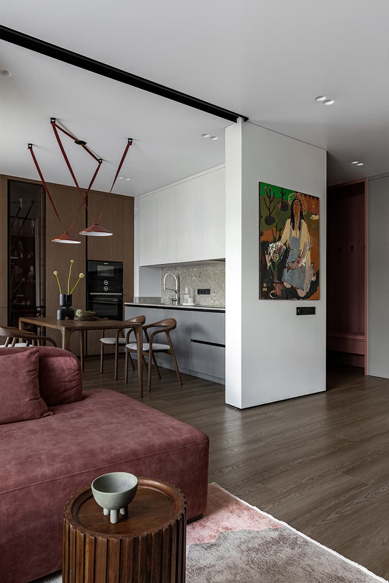 Терракотовые детали и раздвижные перегородки в интерьере квартиры — проект Юлии Лезиной