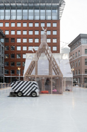 Маша Кунякина создала сказочный домик для катка в Москве