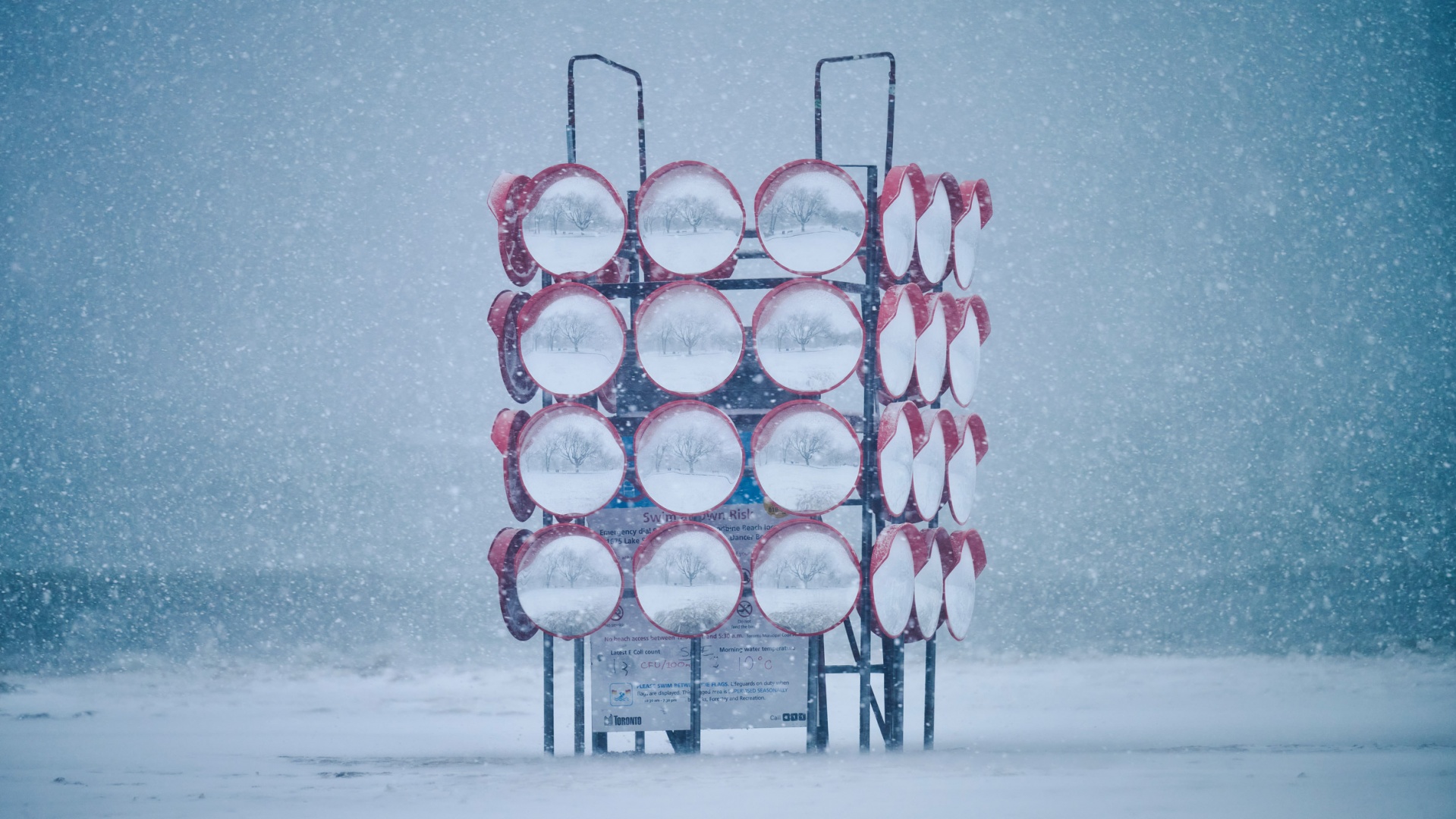 Выставка Winter Stations: паблик-арт на грани видимого и реального Выставка Winter Stations: паблик-арт на грани видимого и реального