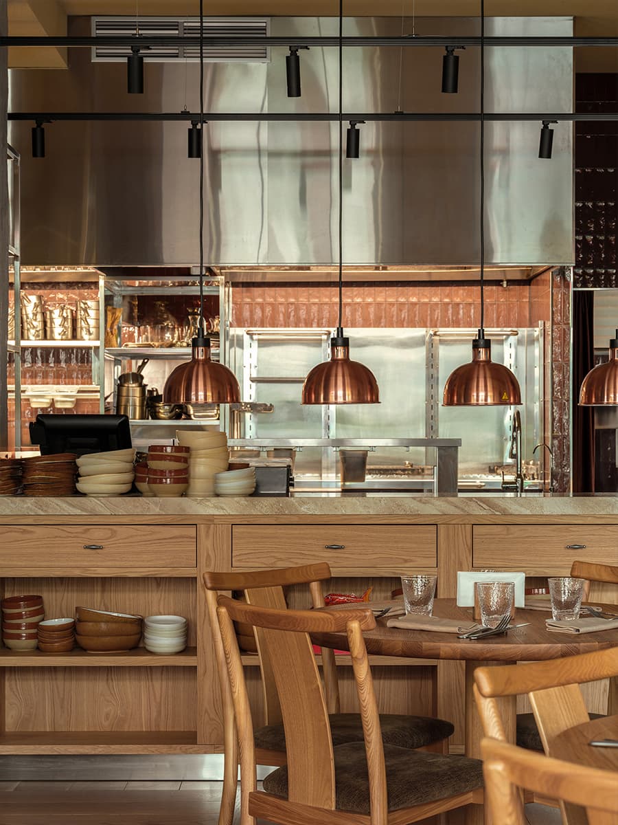 Чувственное искусство и продуманное освещение в интерьере ресторана — проект Юлии Ионовой